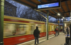 S-Bahn bei der Einfahrt am Bahnsteig