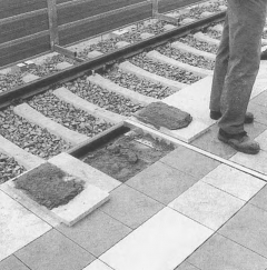 Lose Platten auf den Bahnsteig