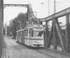 Tram auf einer Brücke