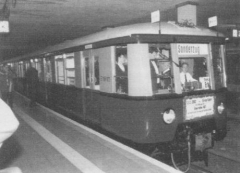 Historische S-Bahn im Anhalter Bahnhof