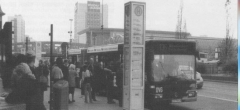 Bus an einer Haltestelle mit vielen Fahrgästen