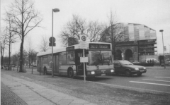 Bushaltestelle mit Bus