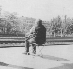 Fahrgast mit Klappstuhl am Bahnsteig