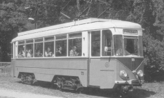 Historische Straßenbahn mit Fahrgästen auf Sonderfahrt