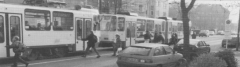 Straßenbahn mit einsteigenden Fahrgästen