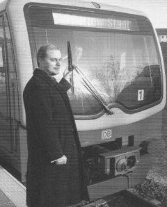 Bürgermeister vor S-Bahn