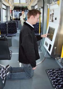 niedriger Fahrausweisautomat in der Flexity Berlin