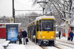 Schnee und Ein an BVG Straßenbahn-Haltestelle