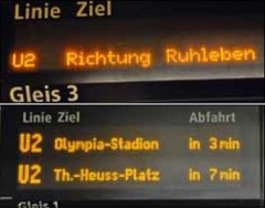 Verwirrende Vielfalt. Auf dem U-Bf Wittenbergplatz wurde „Richtung Ruhleben“ angezeigt, auf den nachfolgenden Bahnhöfen aber die tatsächlich angefahrenen Endbahnhöfe. Nach Ruhleben fuhr wegen Bauarbeiten kein einziger Zug.