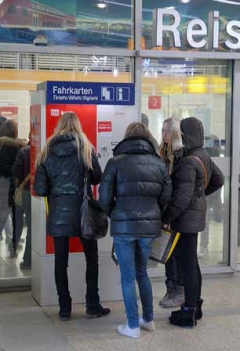 Fahrgäste vorm Ticketautomaten