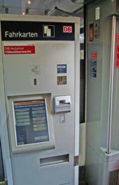 Fahrkartenautomat im Zug