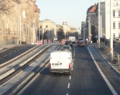 Straße mit selbstständigen Gleiskörper in der Straßenmitte