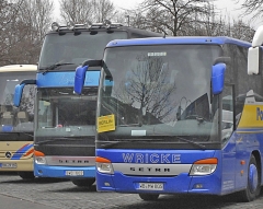 Drei Fernbusse auf eine Parkplatz