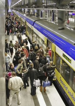 Interconnex am Bahnsteig mit vielen Fahrgästen beim einsteigen