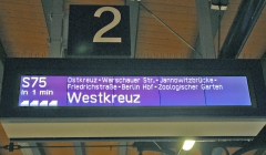 Zugzielanzeiger am Bahnsteig mit Westkreuz als Ziel