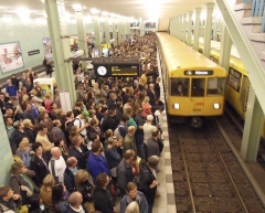 U-5 Bahnsteig am Alexanderplatz mit übervollen Bahnsteig.