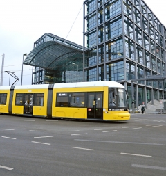 Straßenbahn M5 vorm Hauptbahnhof Berlin