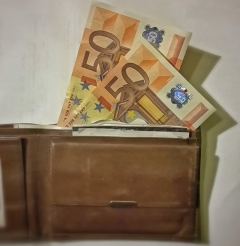 Geldbörse mit vielen 50 Euro Scheinen.