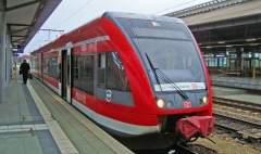 Regio-Zug am Bahnsteig