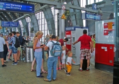 Bahnsteig mit Automat