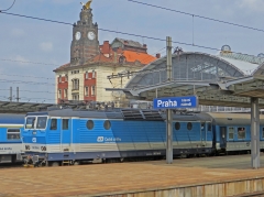 Prag Hauptbahnhof mit blauer Lok