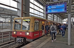 S-Bahn am Bahnsteig S-Bahnhof Ostbahnhof