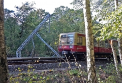 S-Bahn auf Strecke mit umgeknickten Strommast der Fernbahn