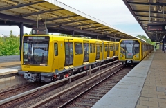 U-Bahnen an Bahnsteig